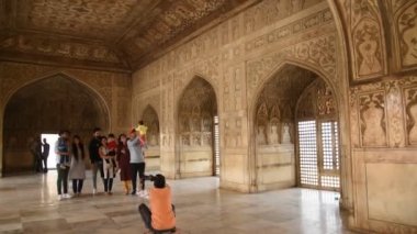 AGRA, Hindistan 15 Şubat 2018: Agra 'daki Kızıl Kale, UNESCO Dünya Mirası sahası, Uttar Pradesh, Hindistan.