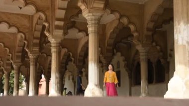 AGRA, Hindistan 15 Şubat 2018: Agra 'daki Kızıl Kale, UNESCO Dünya Mirası sahası, Uttar Pradesh, Hindistan.