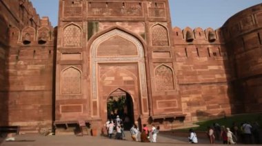 AGRA, Hindistan - 15 Şubat 2018: Agra 'daki Kızıl Kale' de turistler, bu kale çok popüler bir turizm merkezi, çünkü Tac Mahal 'ın güzel bir manzarası var. UNESCO Dünya Mirası sitesi.