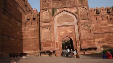 AGRA, Hindistan - 15 Şubat 2018: Agra 'daki Kızıl Kale' de turistler, bu kale çok popüler bir turizm merkezi, çünkü Tac Mahal 'ın güzel bir manzarası var. UNESCO Dünya Mirası sitesi.
