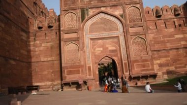 AGRA, Hindistan - 15 Şubat 2018: Agra 'daki Kızıl Kale' de turistler, bu kale çok popüler bir turizm merkezi, çünkü Tac Mahal 'ın güzel bir manzarası var. UNESCO Dünya Mirası sitesi.