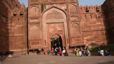 AGRA, Hindistan - 15 Şubat 2018: Agra 'daki Kızıl Kale' de turistler, bu kale çok popüler bir turizm merkezi, çünkü Tac Mahal 'ın güzel bir manzarası var. UNESCO Dünya Mirası sitesi.