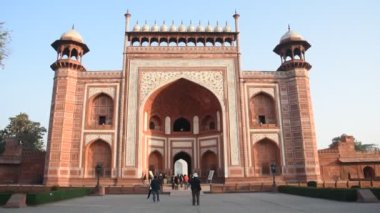 AGRA, Hindistan - 15 Şubat 2018: Agra 'daki Kızıl Kale' deki turistler, bu kale çok popüler bir turizm merkezi, çünkü Tac Mahal 'ın güzel bir manzarası var. UNESCO Dünya Mirası sitesi.