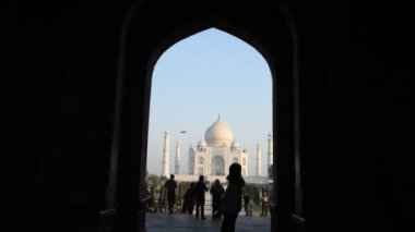 AGRA, Hindistan 15 Şubat 2018: Hindistan ve dünyanın dört bir yanından gelen turistler Tac Mahal 'i ziyaret ediyor, Tac Mahal Agra' daki UNESCO Dünya Mirası bölgesi..