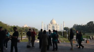 AGRA, Hindistan 15 Şubat 2018: Hindistan ve dünyanın dört bir yanından gelen turistler Tac Mahal 'i ziyaret ediyor, Tac Mahal Agra' daki UNESCO Dünya Mirası bölgesi..