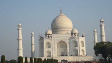 Hindistan 'ın Agra kentindeki bir UNESCO Dünya Mirasları Alanı olan Taj Mahal' in manzarası. Tac Mahal dünya çapında popüler bir aşk sembolüdür..