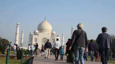 AGRA, Hindistan 15 Şubat 2018: Hindistan ve dünyanın dört bir yanından gelen turistler Tac Mahal 'i ziyaret ediyor, Tac Mahal Agra' daki UNESCO Dünya Mirası bölgesi..
