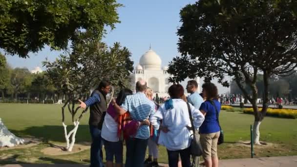 Agra India February 2018 Туристи Індії Всьому Світу Відвідують Тадж — стокове відео