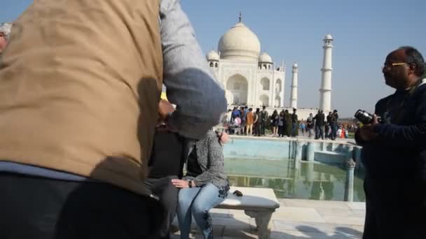 Agra India February 2018 Туристы Индии Мира Посещают Тадж Махал — стоковое видео