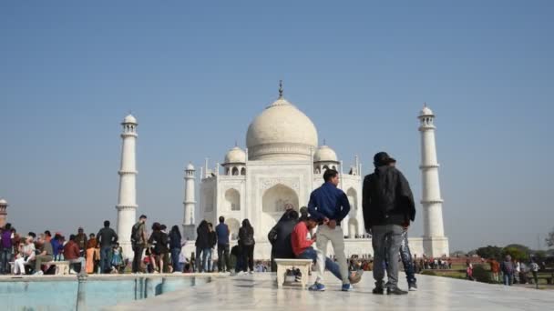 インド アグラ2018年2月15日 インドから世界中の観光客がタージ マハルを訪れるタージ マハルは アグラのユネスコ世界遺産に登録されています — ストック動画