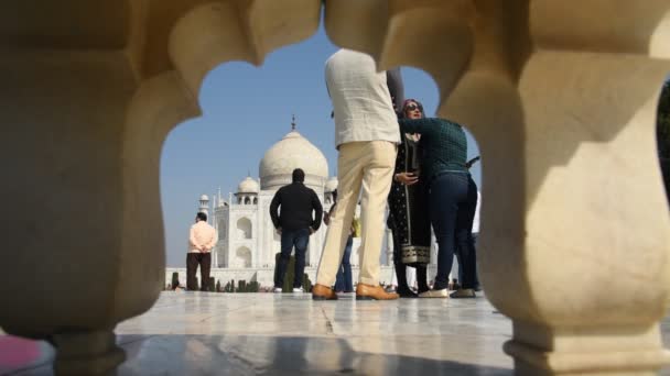 Agra India February 2018 Туристи Індії Всьому Світу Відвідують Тадж — стокове відео