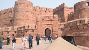 AGRA, Hindistan - 15 Şubat 2018: Agra 'daki Kızıl Kale' deki turistler, bu kale çok popüler bir turizm merkezi, çünkü Tac Mahal 'ın güzel bir manzarası var. UNESCO Dünya Mirası sitesi.