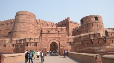 AGRA, Hindistan - 15 Şubat 2018: Agra 'daki Kızıl Kale' deki turistler, bu kale çok popüler bir turizm merkezi, çünkü Tac Mahal 'ın güzel bir manzarası var. UNESCO Dünya Mirası sitesi.