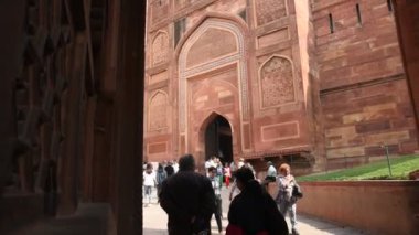 AGRA, Hindistan - 15 Şubat 2018: Agra 'daki Kızıl Kale' deki turistler, bu kale çok popüler bir turizm merkezi, çünkü Tac Mahal 'ın güzel bir manzarası var. UNESCO Dünya Mirası sitesi.
