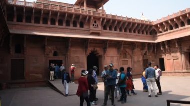 AGRA, Hindistan - 15 Şubat 2018: Agra 'daki Kızıl Kale' deki turistler, bu kale çok popüler bir turizm merkezi, çünkü Tac Mahal 'ın güzel bir manzarası var. UNESCO Dünya Mirası sitesi.