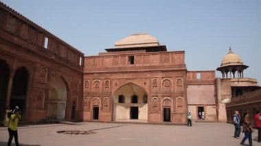 AGRA, Hindistan - 15 Şubat 2018: Agra 'daki Kızıl Kale' deki turistler, bu kale çok popüler bir turizm merkezi, çünkü Tac Mahal 'ın güzel bir manzarası var. UNESCO Dünya Mirası sitesi.