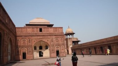 AGRA, Hindistan - 15 Şubat 2018: Agra 'daki Kızıl Kale' deki turistler, bu kale çok popüler bir turizm merkezi, çünkü Tac Mahal 'ın güzel bir manzarası var. UNESCO Dünya Mirası sitesi.