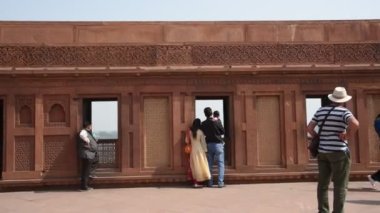 AGRA, Hindistan - 15 Şubat 2018: Agra 'daki Kızıl Kale' deki turistler, bu kale çok popüler bir turizm merkezi, çünkü Tac Mahal 'ın güzel bir manzarası var. UNESCO Dünya Mirası sitesi.