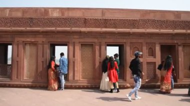 AGRA, Hindistan - 15 Şubat 2018: Agra 'daki Kızıl Kale' deki turistler, bu kale çok popüler bir turizm merkezi, çünkü Tac Mahal 'ın güzel bir manzarası var. UNESCO Dünya Mirası sitesi.