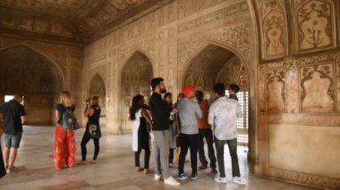 AGRA, Hindistan 15 Şubat 2018: Agra 'daki Kızıl Kale, UNESCO Dünya Mirası sahası, Uttar Pradesh, Hindistan.