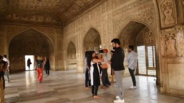 AGRA, Hindistan 15 Şubat 2018: Agra 'daki Kızıl Kale, UNESCO Dünya Mirası sahası, Uttar Pradesh, Hindistan.