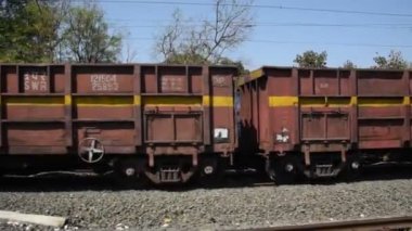 Hint Demiryolları. Yolcu treni, demiryolu ile. Pencereden çekilmiş..