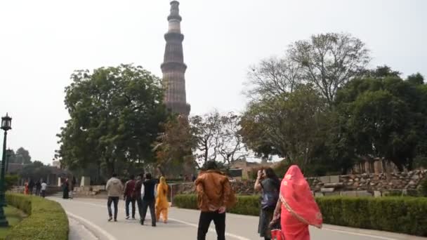 Delhi India Luty 2018 Turyści Odwiedzić Qutub Minar Qutub Minar — Wideo stockowe