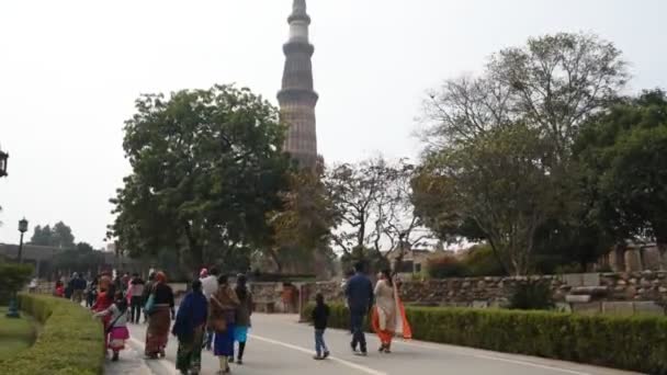 2018年2月13日 游客参观Qutub Minar Qutub Minar是世界上最高的尖塔 高72 是联合国教科文组织的世界遗产 — 图库视频影像