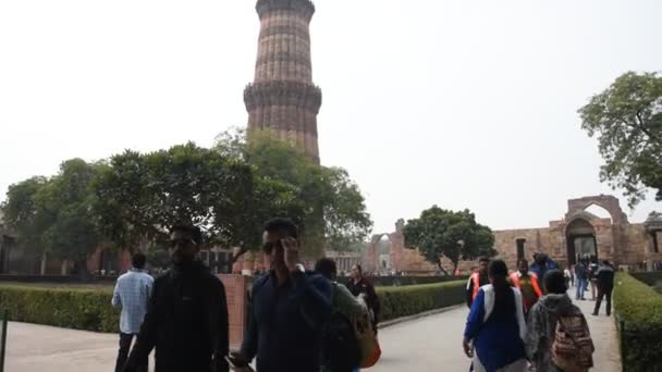 Delhi India Febbraio 2018 Turisti Visitano Qutub Minar Minareto Qutub — Video Stock