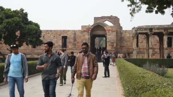 Delhi Índia Fevereiro 2018 Turistas Visitam Qutub Minar Minar Qutub — Vídeo de Stock