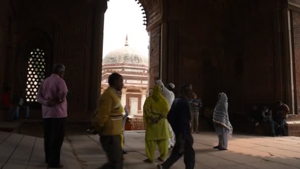 Delhi Índia Fevereiro 2018 Turistas Visitam Qutub Minar Minar Qutub — Vídeo de Stock