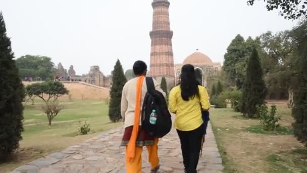 2018年2月13日 游客参观Qutub Minar Qutub Minar是世界上最高的尖塔 高72 是联合国教科文组织的世界遗产 — 图库视频影像