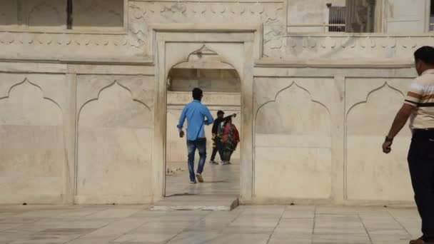 Agra Índia Fevereiro 2018 Turistas Forte Vermelho Agra Patrimônio Mundial — Vídeo de Stock