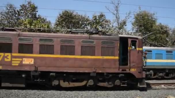 Indiaanse Spoorwegen Passagierstrein Spoor Uit Het Raam Geschoten — Stockvideo