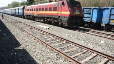 Hint Demiryolları. Yolcu treni, demiryolu ile. Pencereden çekilmiş..