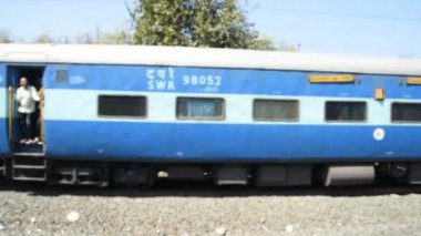 Hint Demiryolları. Yolcu treni, demiryolu ile. Pencereden çekilmiş..