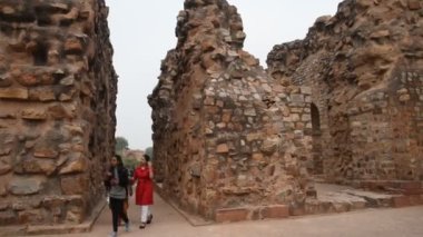 AGRA, Hindistan - 15 Şubat 2018: Agra 'daki Kızıl Kale' deki turistler, bu kale çok popüler bir turizm merkezi, çünkü Tac Mahal 'ın güzel bir manzarası var. UNESCO Dünya Mirası sitesi.