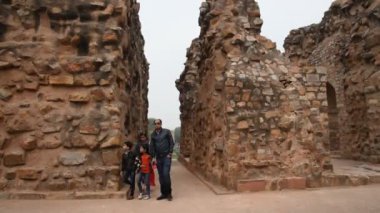 AGRA, Hindistan - 15 Şubat 2018: Agra 'daki Kızıl Kale' deki turistler, bu kale çok popüler bir turizm merkezi, çünkü Tac Mahal 'ın güzel bir manzarası var. UNESCO Dünya Mirası sitesi.