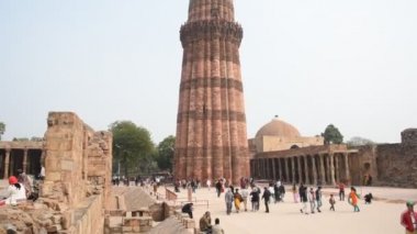 AGRA, Hindistan - 15 Şubat 2018: Agra 'daki Kızıl Kale' deki turistler, bu kale çok popüler bir turizm merkezi, çünkü Tac Mahal 'ın güzel bir manzarası var. UNESCO Dünya Mirası sitesi.