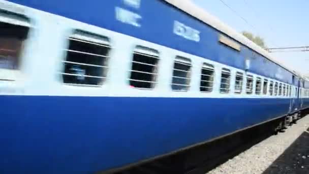 Indiaanse Spoorwegen Passagierstrein Spoor Uit Het Raam Geschoten — Stockvideo