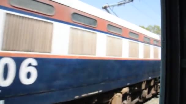 Ferrovias Indianas Comboio Passageiros Por Férrea Tiro Janela — Vídeo de Stock