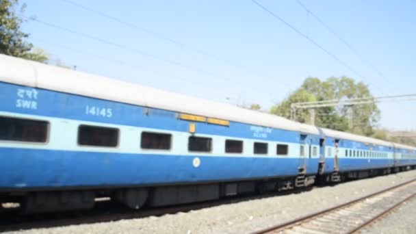 Indiska Järnvägar Passagerartåg Med Järnväg Skjuten Från Fönstret — Stockvideo