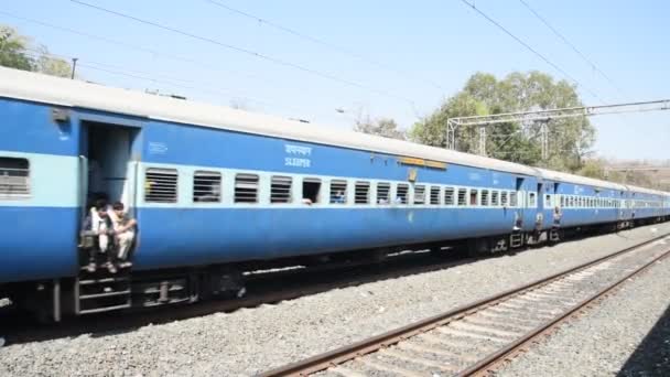 Ferrovias Indianas Comboio Passageiros Por Férrea Tiro Janela — Vídeo de Stock