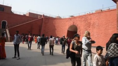DELHI, Hindistan 12 AĞUSTOS 2018: Kızıl Kale, Delhi, Hindistan 'da turist.