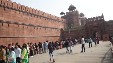 AGRA, Hindistan - 15 Şubat 2018: Agra 'daki Kızıl Kale' deki turistler, bu kale çok popüler bir turizm merkezi, çünkü Tac Mahal 'ın güzel bir manzarası var. UNESCO Dünya Mirası sitesi.