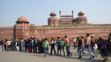 AGRA, Hindistan - 15 Şubat 2018: Agra 'daki Kızıl Kale' deki turistler, bu kale çok popüler bir turizm merkezi, çünkü Tac Mahal 'ın güzel bir manzarası var. UNESCO Dünya Mirası sitesi.