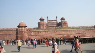 AGRA, Hindistan - 15 Şubat 2018: Agra 'daki Kızıl Kale' deki turistler, bu kale çok popüler bir turizm merkezi, çünkü Tac Mahal 'ın güzel bir manzarası var. UNESCO Dünya Mirası sitesi.