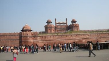 AGRA, Hindistan - 15 Şubat 2018: Agra 'daki Kızıl Kale' deki turistler, bu kale çok popüler bir turizm merkezi, çünkü Tac Mahal 'ın güzel bir manzarası var. UNESCO Dünya Mirası sitesi.