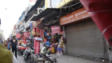 DELHI, INDIA 11 HAZİRAN 2018: Turist, yerel halk ve renkli evleri, binaları ve Jama Mescidi yakınlarındaki Chandni Chowk 'ta bulunan işlek pazar caddeleri, Delhi, Hindistan.