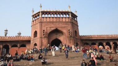 DELHI, Hindistan - 13 Şubat 2018: Jama Mescidi Camii merdivenlerinde birçok insan oturuyor, Jama Mescidi Delhi 'nin en ünlü simgelerinden biri..